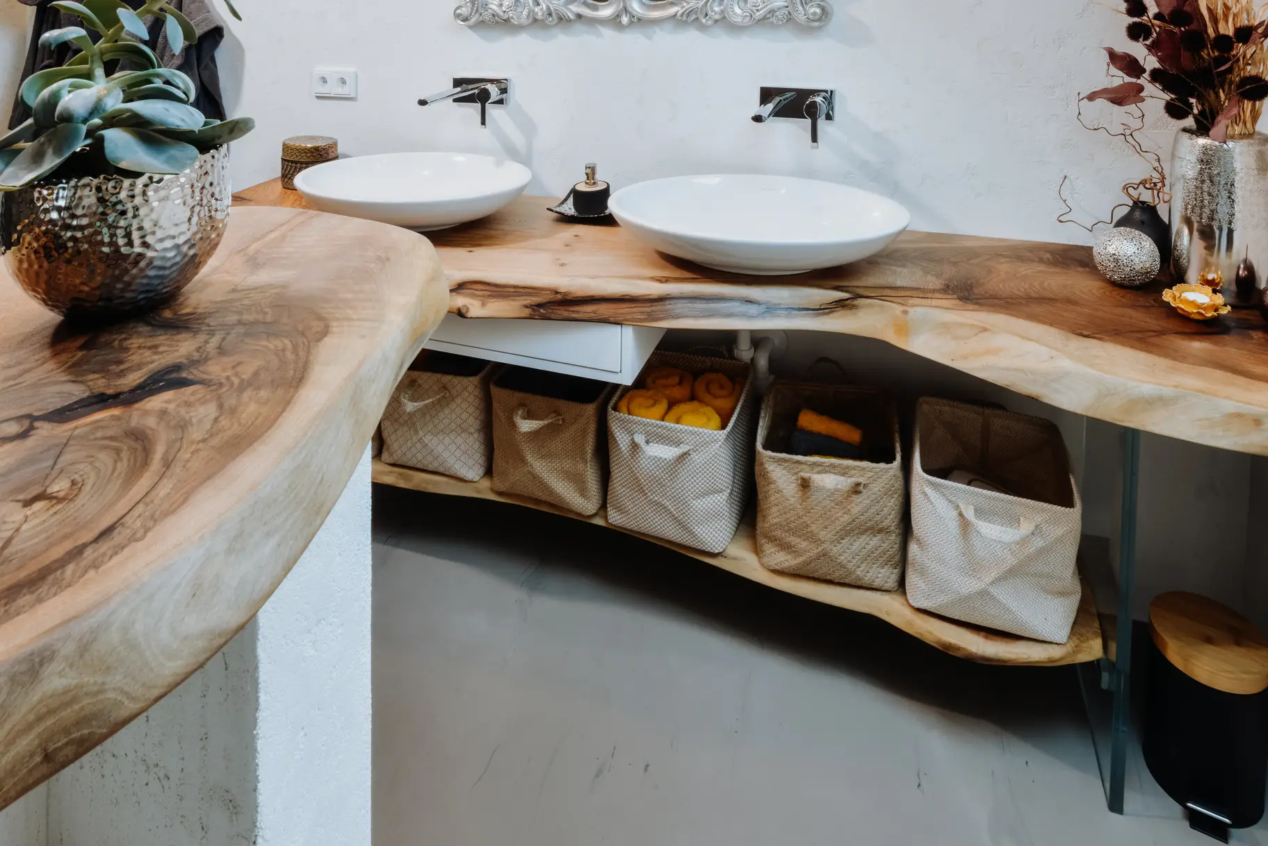 Rsutikaler Waschtisch von Stammdesign aus einem Baumstamm und stabiler Platte aus Nussbaumholz für Badezimmer, Ansicht 2