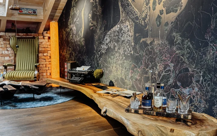 Lowboard de alta calidad para la sala de estar hecho de un tronco de árbol con estructura de madera natural, vista 1.