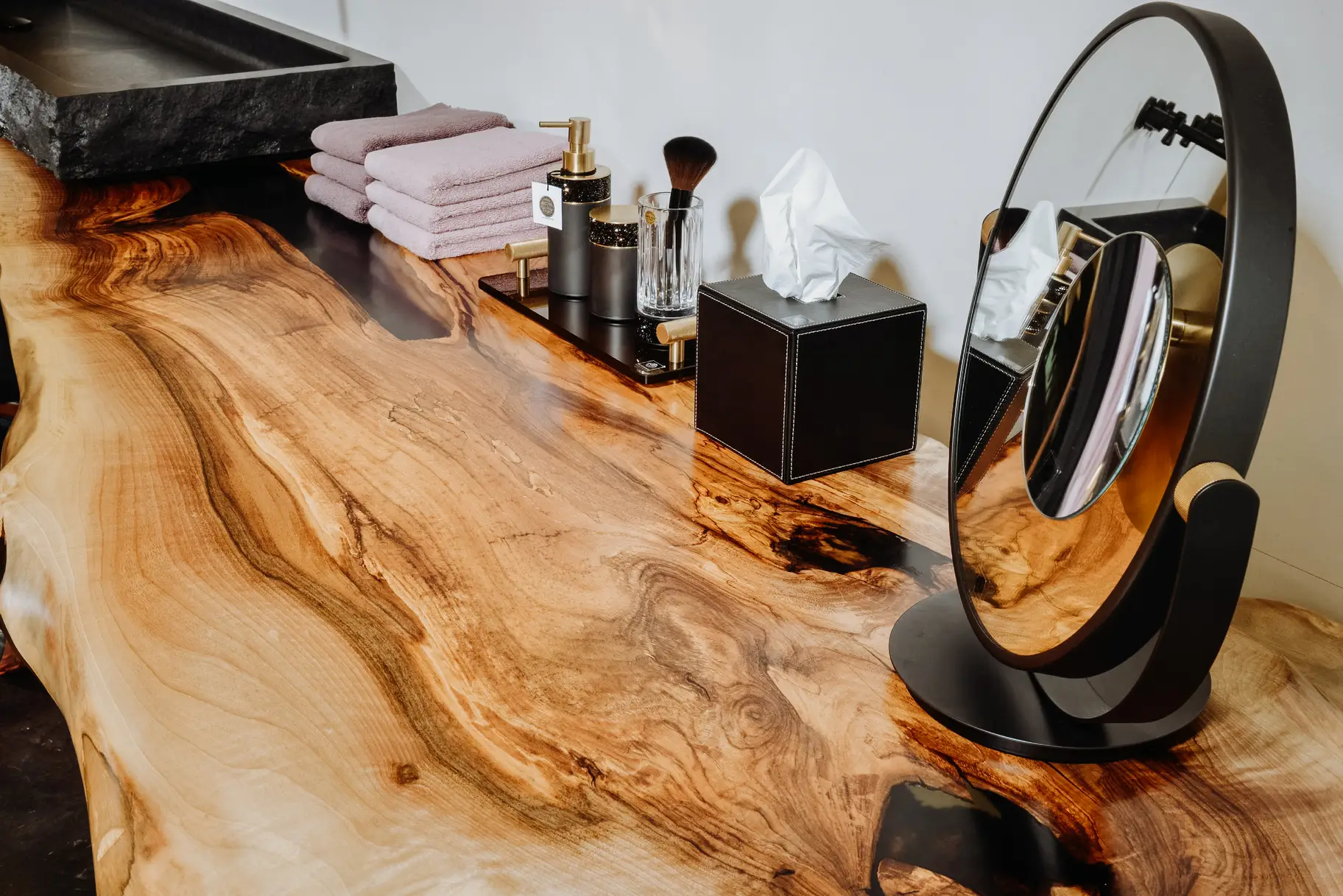 Edler Waschtisch von Stammdesign mit eleganter Baumkante aus einem Baumstamm als Badezimmer Einrichtung, Ansicht Spiegel