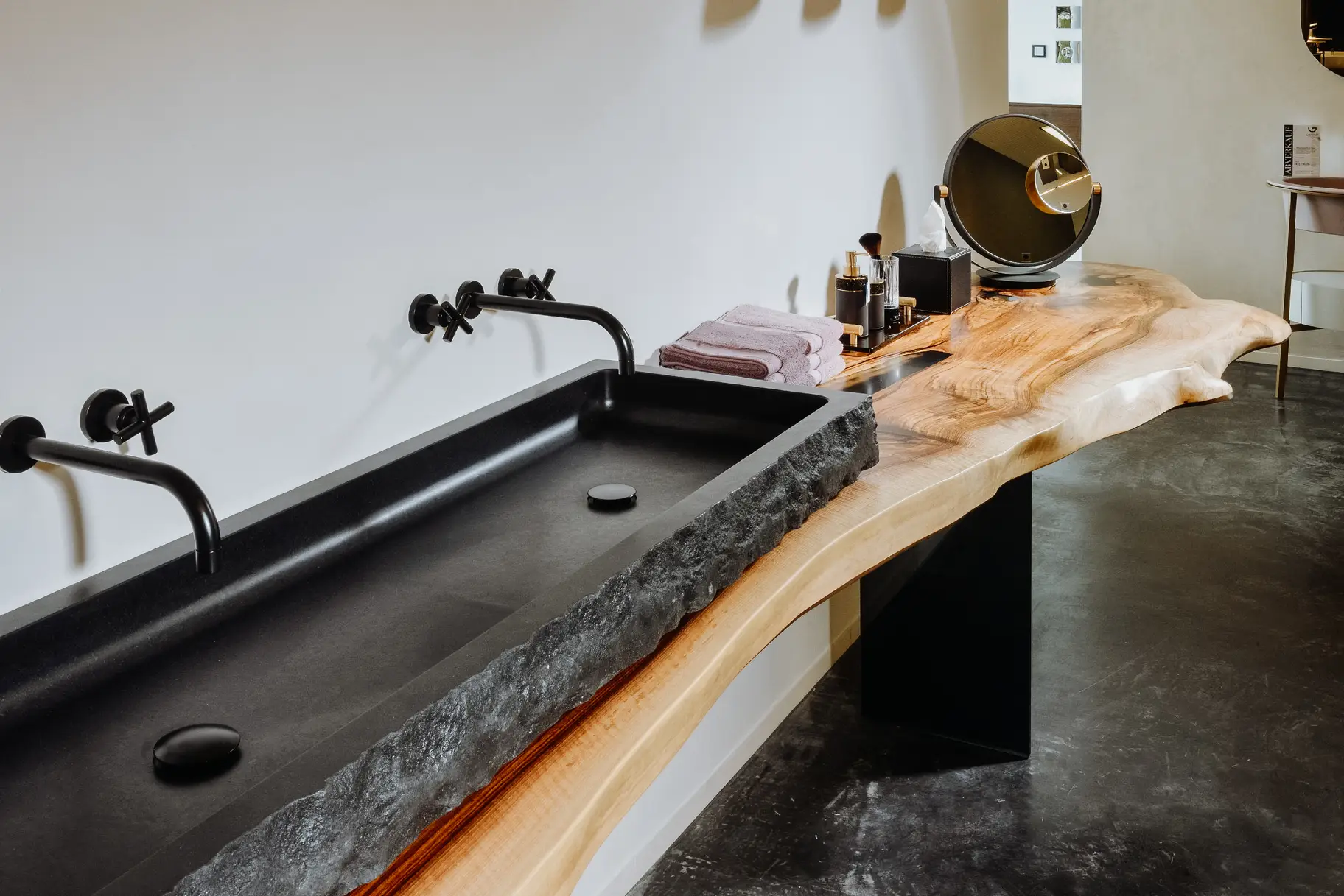 Edler Waschtisch von Stammdesign mit eleganter Baumkante aus einem Baumstamm als Badezimmer Einrichtung, Asnicht Waschbecken