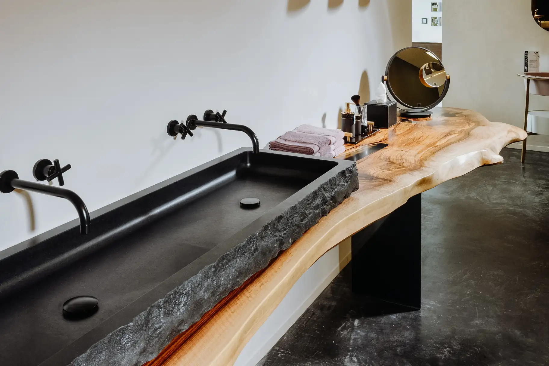 Edler Waschtisch von Stammdesign mit eleganter Baumkante aus einem Baumstamm als Badezimmer Einrichtung, Asnicht Waschbecken