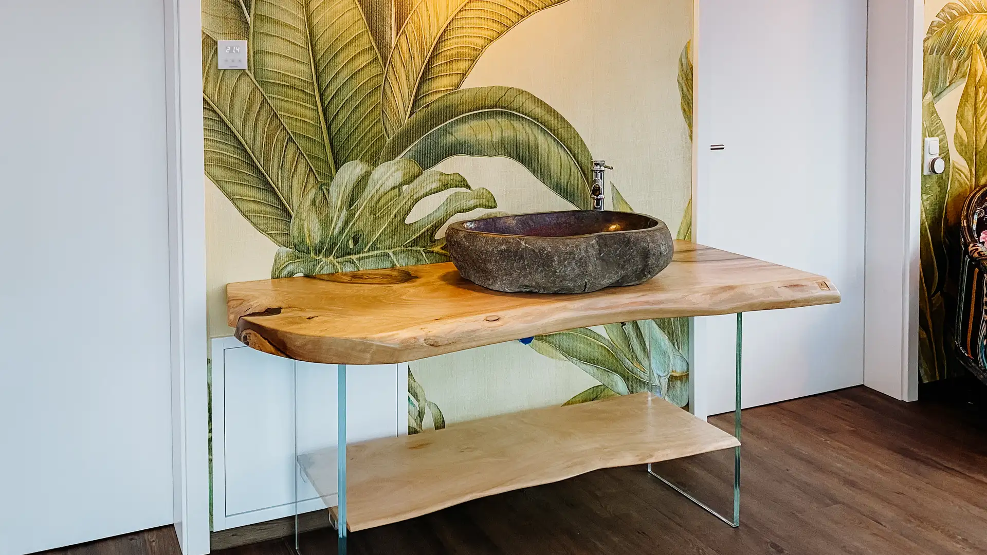 Exquisito lavabo de Stammdesign de tronco de nogal con superficie duradera para lavabo.