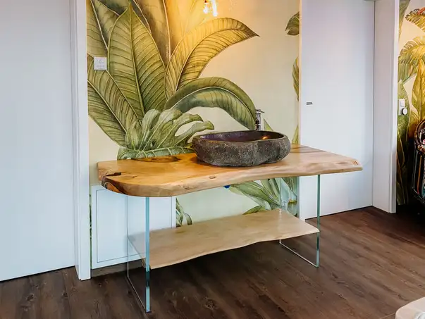 Esclusivo lavabo di Stammdesign in tronco di noce con superficie resistente per lavabo.
