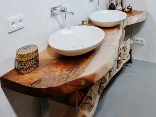 Lavabo rústico de Stammdesign hecho de tronco de árbol y resistente placa de nogal para baños, vista 1.