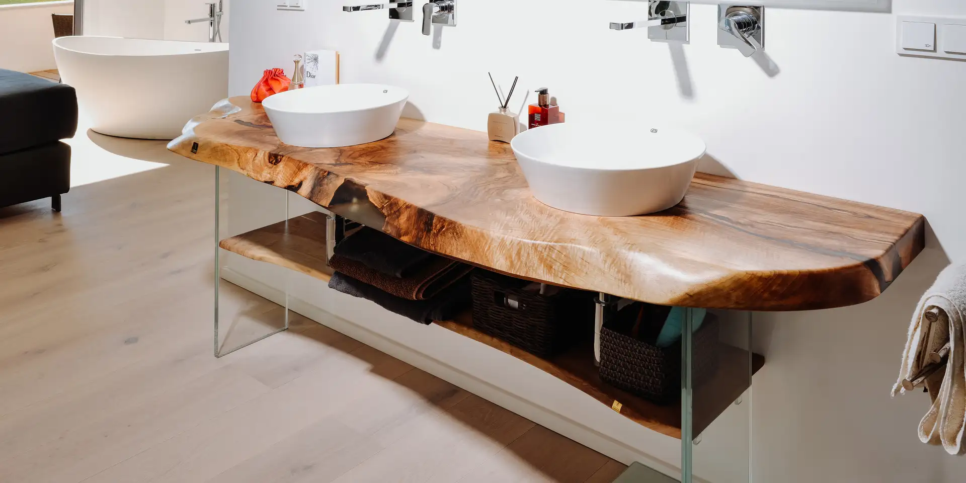 Lavabo hecho de un tronco de árbol con estructura de madera natural de Stammdesign en el baño.