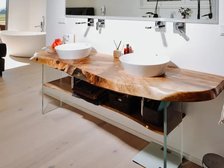 Lavabo realizzato con un tronco d'albero con struttura in legno naturale di Stammdesign in bagno.