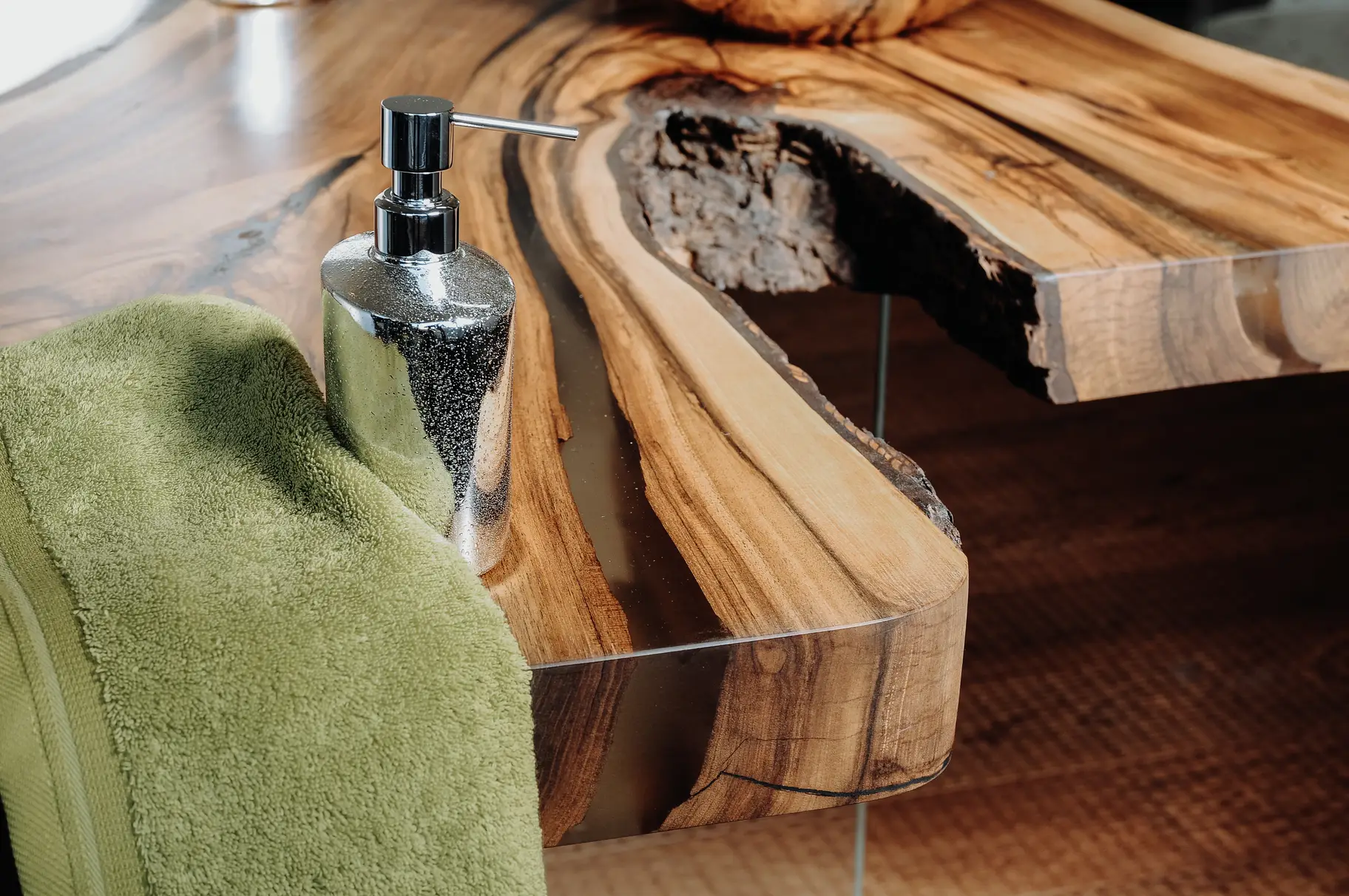 Hochwertiger Waschtisch von Stammdesign aus einem Baumstamm als moderne Badezimmer Einrichtung, Detailansicht