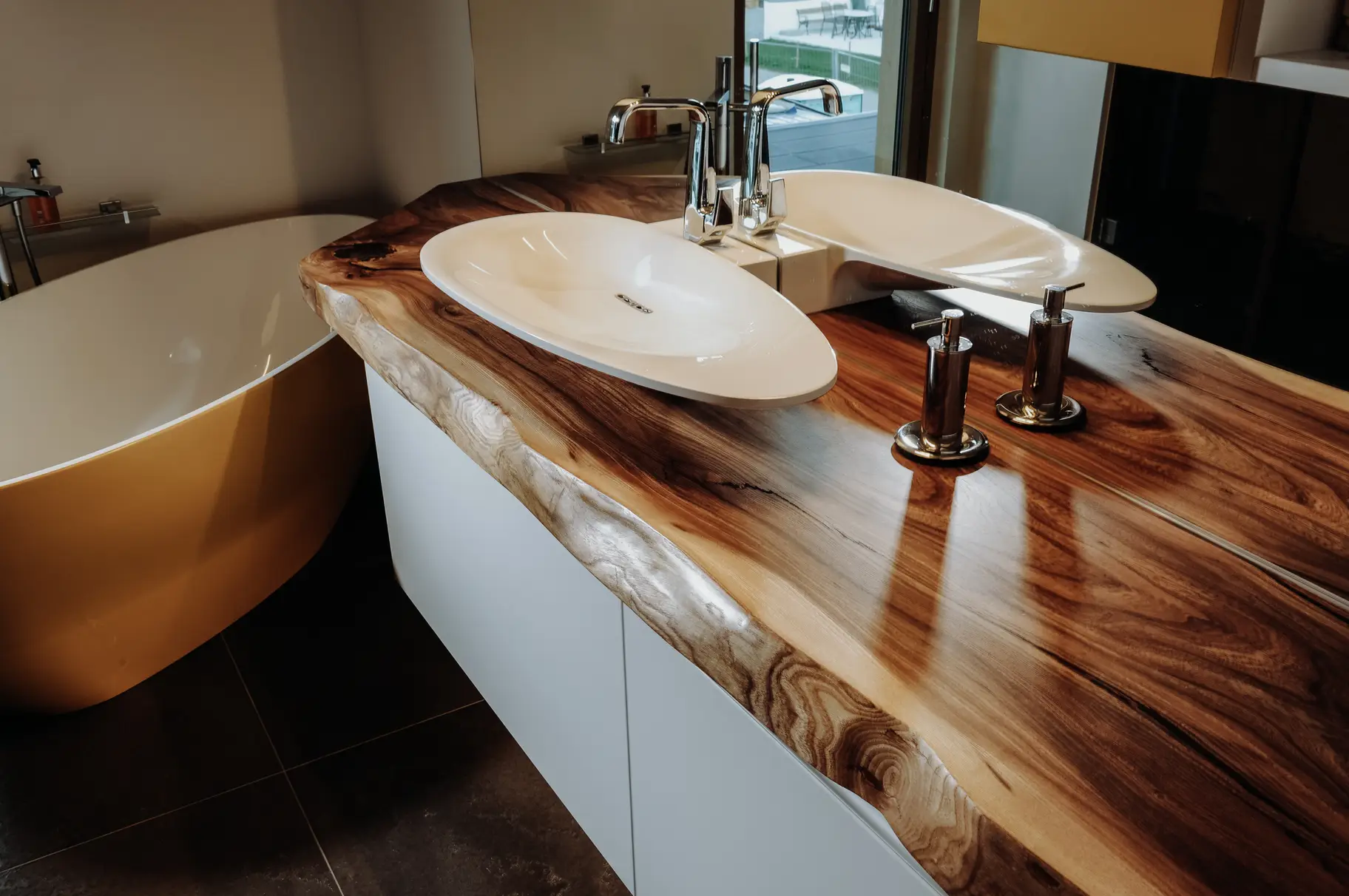 Waschtisch aus einem Baumstamm mit markanter Baumkante von Stammdesign für Hotels und Badezimmer, Ansicht 2
