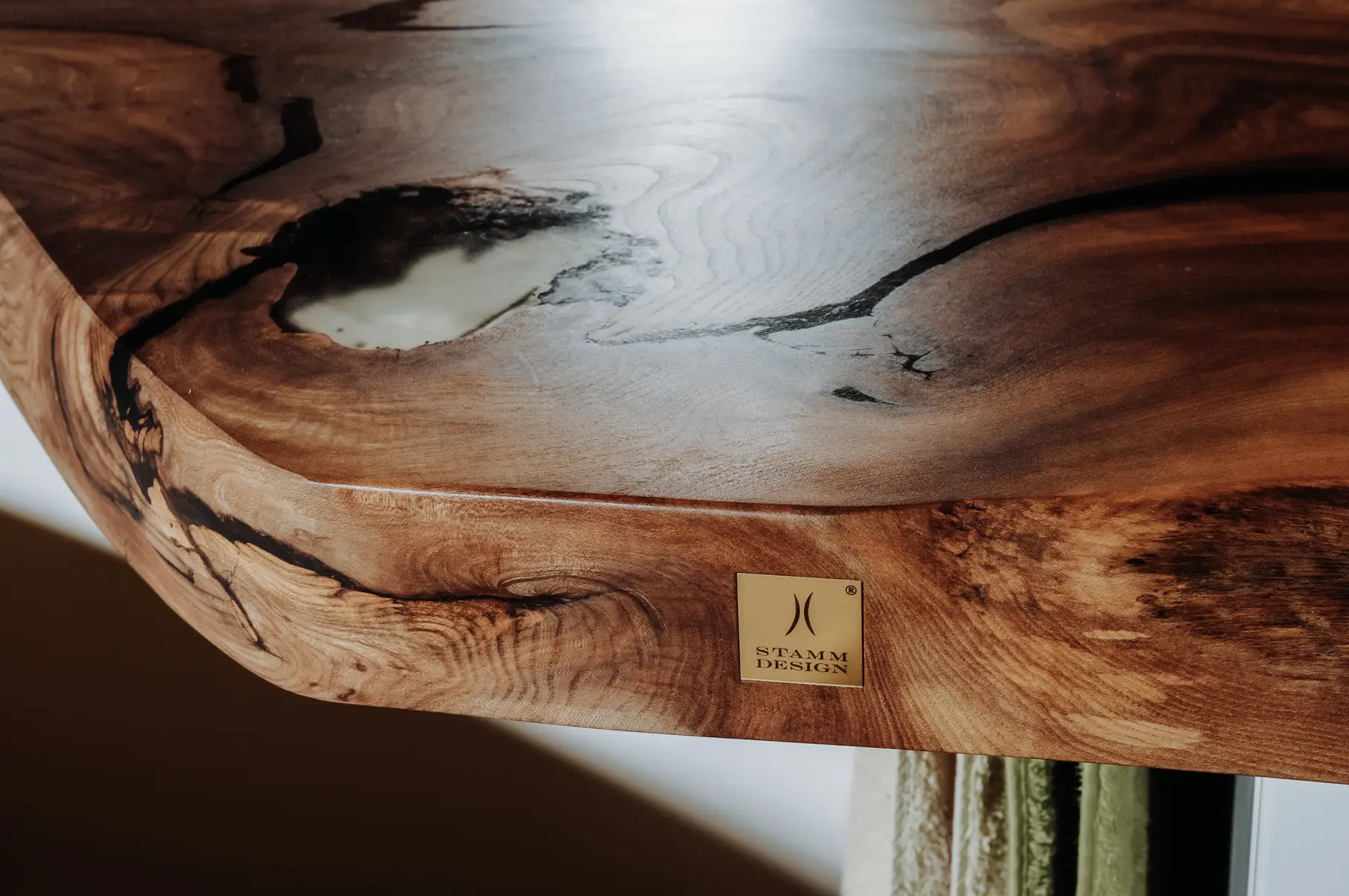 Waschtisch aus einem Baumstamm mit markanter Baumkante von Stammdesign für Hotels und Badezimmer, Detailansicht