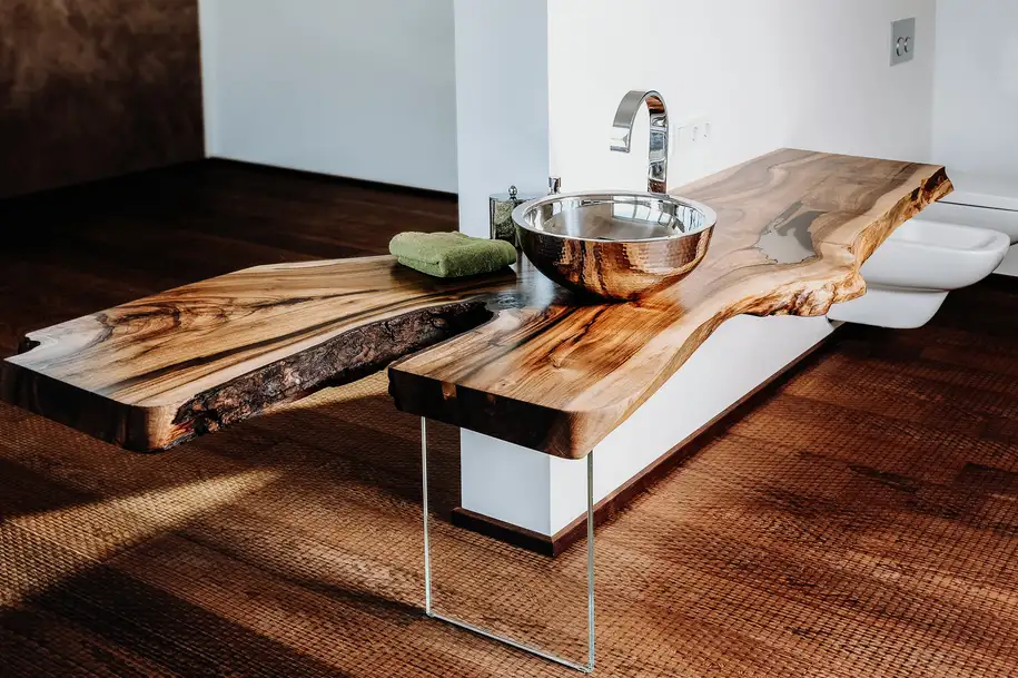 Lavabo di alta qualità di Stammdesign realizzato con un tronco d'albero, arredamento moderno per il bagno, vista completa.