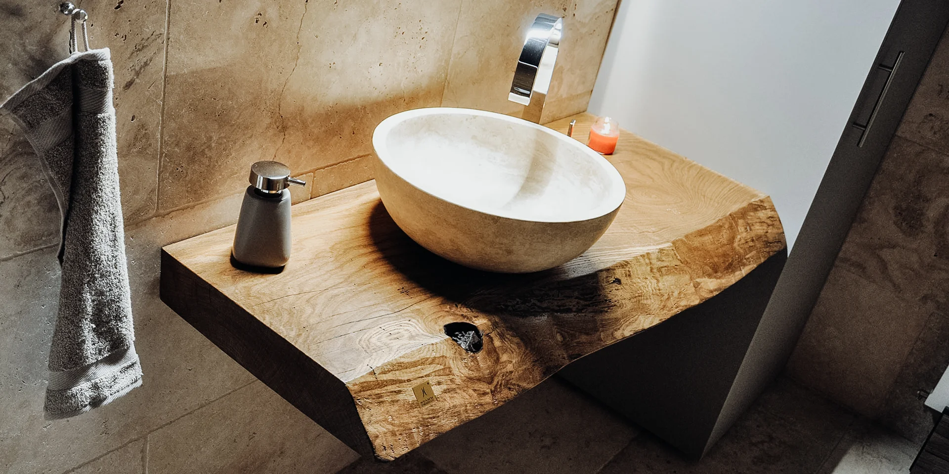 Elegant washbasin with a robust surface and natural wood texture by Stammdesign for design hotels.