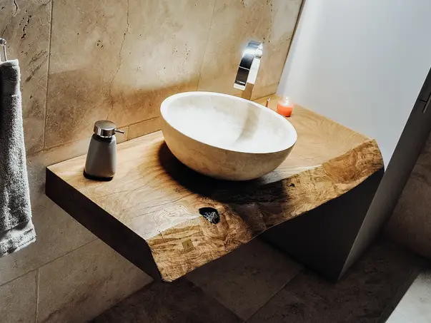 Lavabo elegante con superficie robusta y textura de madera natural de Stammdesign para hoteles de diseño.