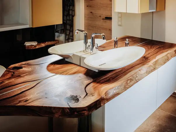 Lavabo de tronco de árbol con borde distintivo por Stammdesign para hoteles y baños, vista 1.