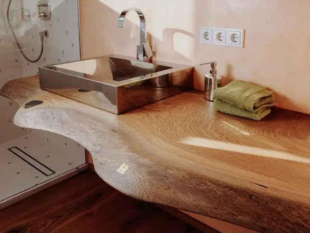 Lavabo de diseñador de Stammdesign hecho de un tronco de árbol con vetas elegantes para baños.