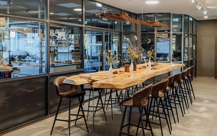 Mesa alta de alta calidad hecha de un tronco de árbol con borde natural de madera de fresno.