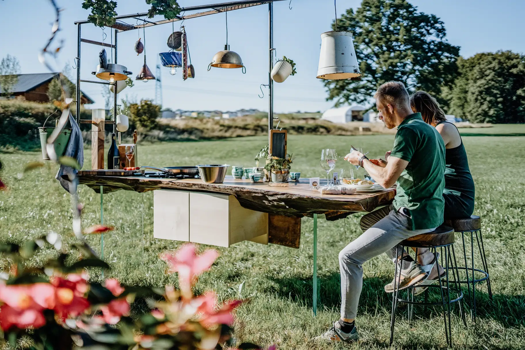 Baumstammküche aus einem Baumstamm mit stabilen Glasbeinen von Stammdesign