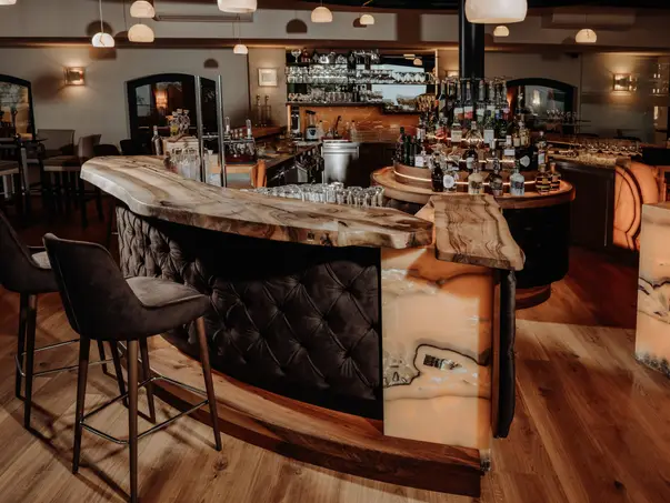 Encimeras de bar hechas de un tronco de árbol con una superficie resistente para la gastronomía de Stammdesign.