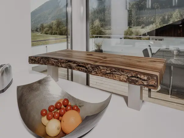 Mostrador de cocina hecho de un tronco de árbol con madera maciza y superficie resistente de Stammdesign.