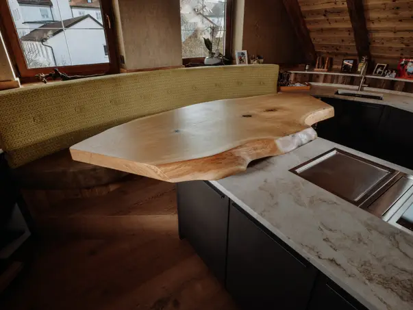 Mesa de bar de cocina hecha a mano con un tronco de árbol, superficie resistente y mesa de madera natural.