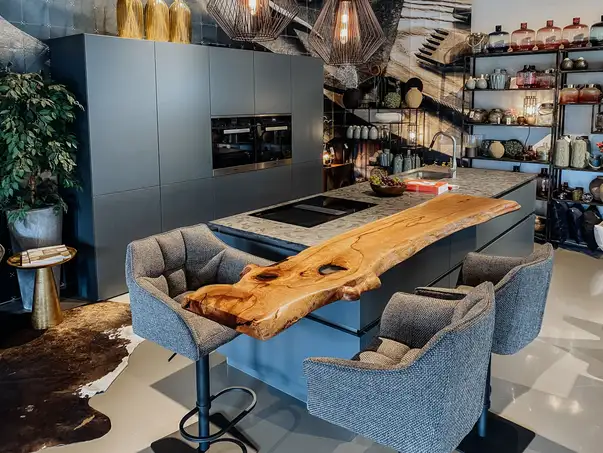 Bancone da cucina in legno massello realizzato con un tronco d'albero con bordo naturale di Stammdesign.