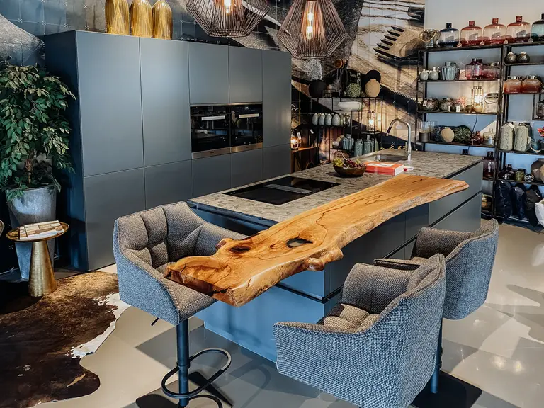 Bancone da cucina in legno massello realizzato con un tronco d'albero con bordo naturale di Stammdesign.