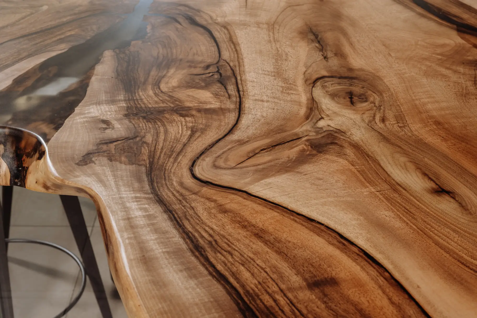 Stehtisch aus einem Baumstamm von Stammdesign für Gastronomie aus Massivholz, Ansicht Maserung