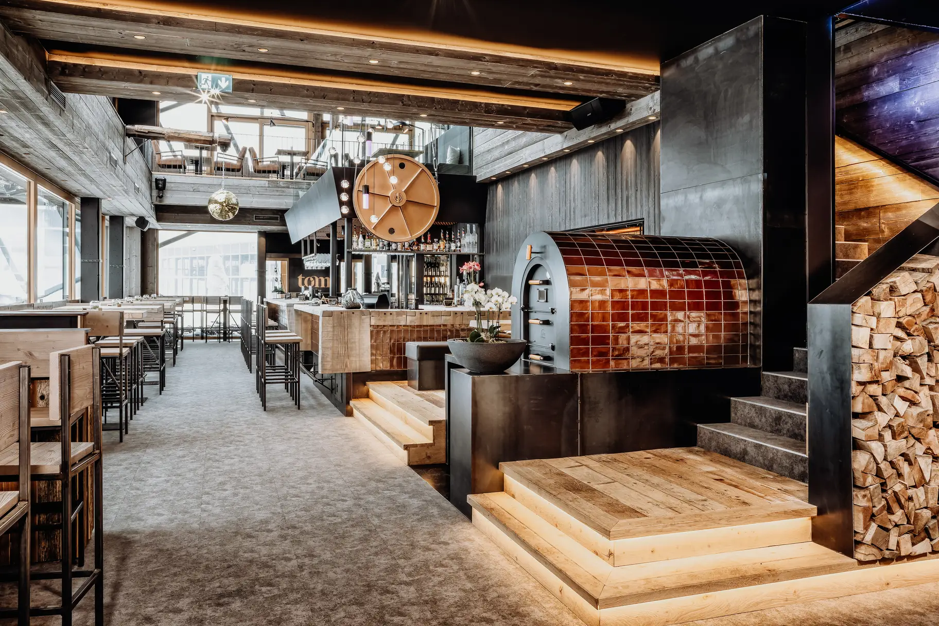 Barplatten aus einem Baumstamm für Restaurants und Bars mit stabiler Oberfläche aus Massivholz
