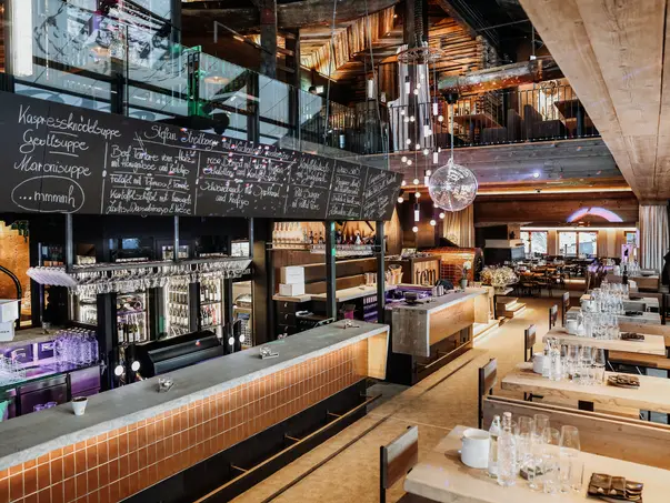 Encimeras de barra de un tronco de árbol para restaurantes y bares con superficie estable de madera maciza.