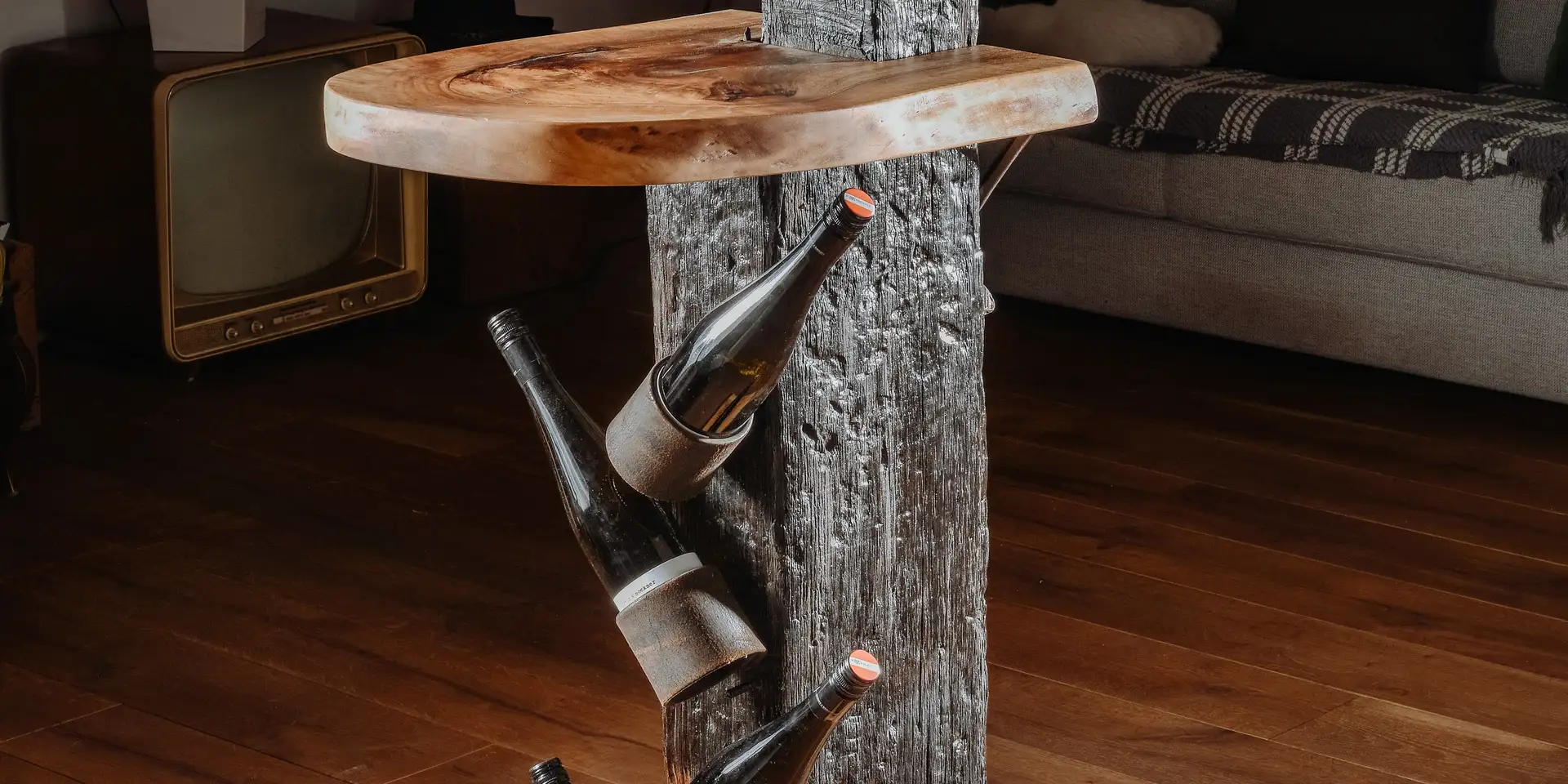 Exquisito bar de pie para la gastronomía de Stammdesign, hecho de madera maciza.