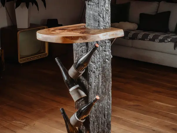 Exquisito bar de pie para la gastronomía de Stammdesign, hecho de madera maciza.