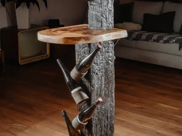 Esclusivo banco da bar da stand per l'ospitalità di Stammdesign in legno massello.