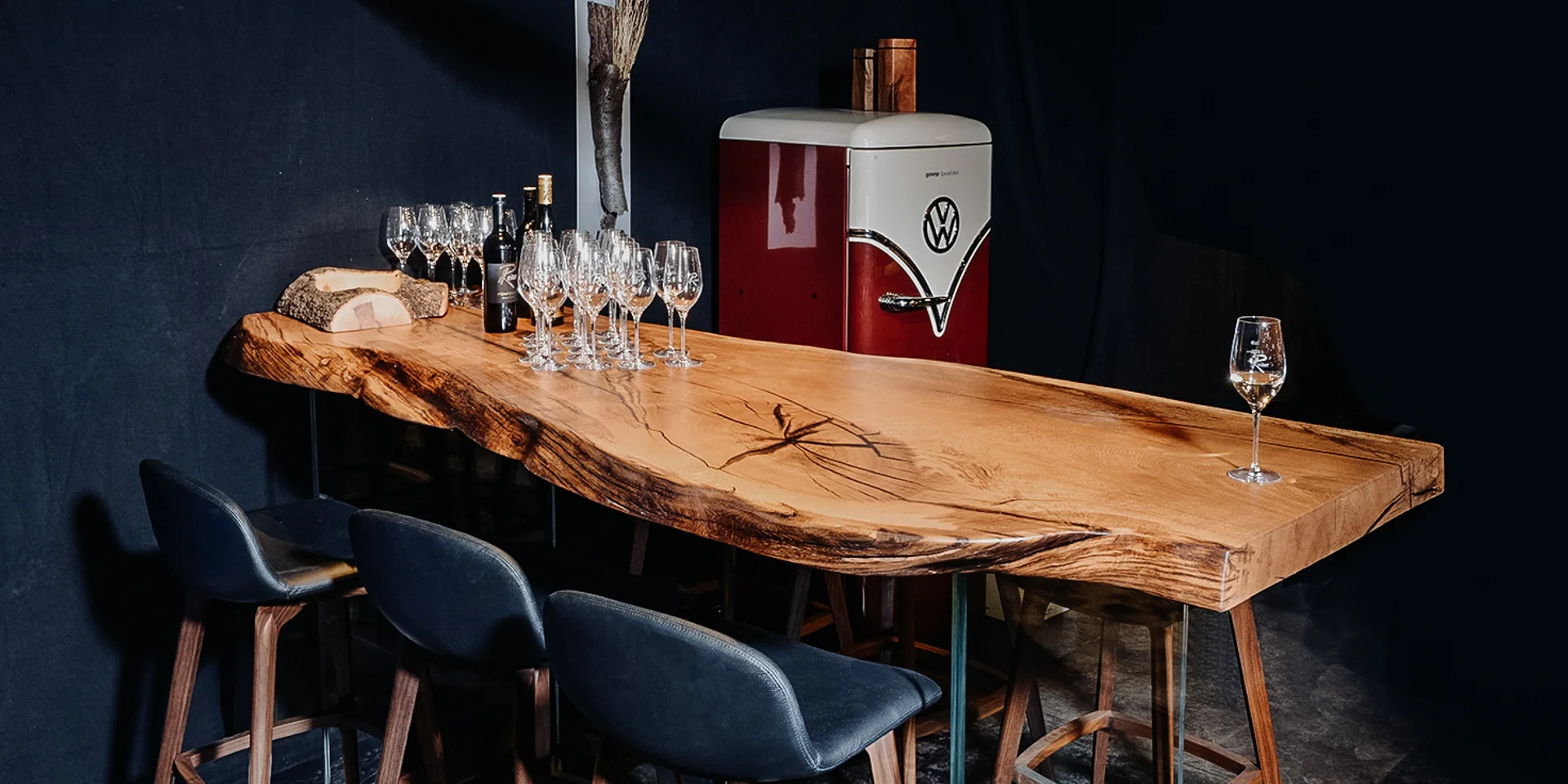 Bar table for bars & hotels with a solid oak tabletop by Stammdesign.