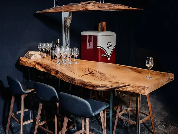 Mesa de bar para bares y hoteles con tablero de roble macizo de Stammdesign.