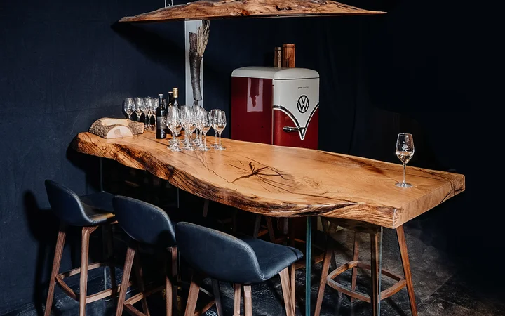 Bartisch für Bars und Hotels mit massiver Tischplatte aus aus massiven Eichenholz von Stammdesign