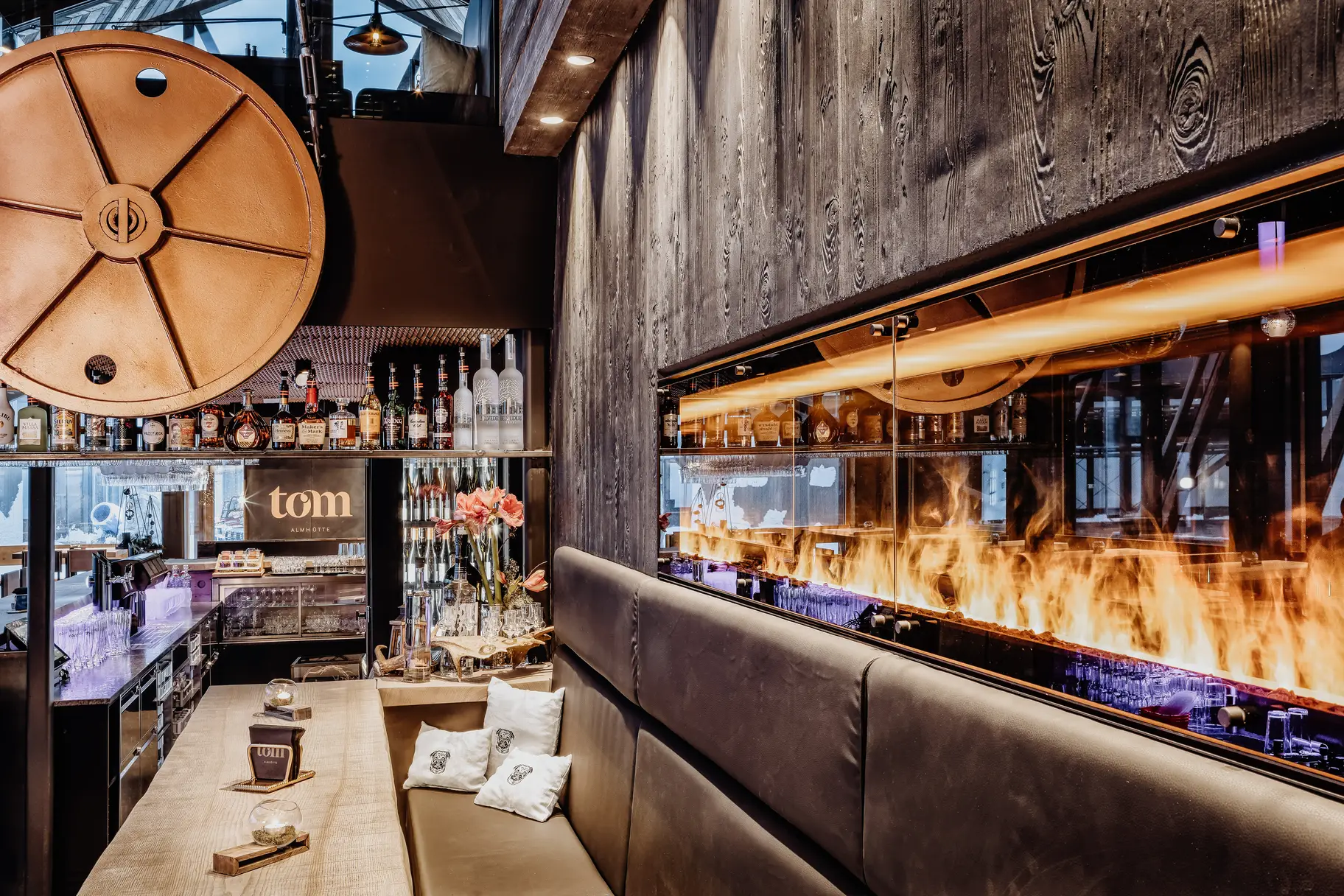 Barplatten aus einem Baumstamm für Restaurants und Bars mit stabiler Oberfläche aus Massivholz