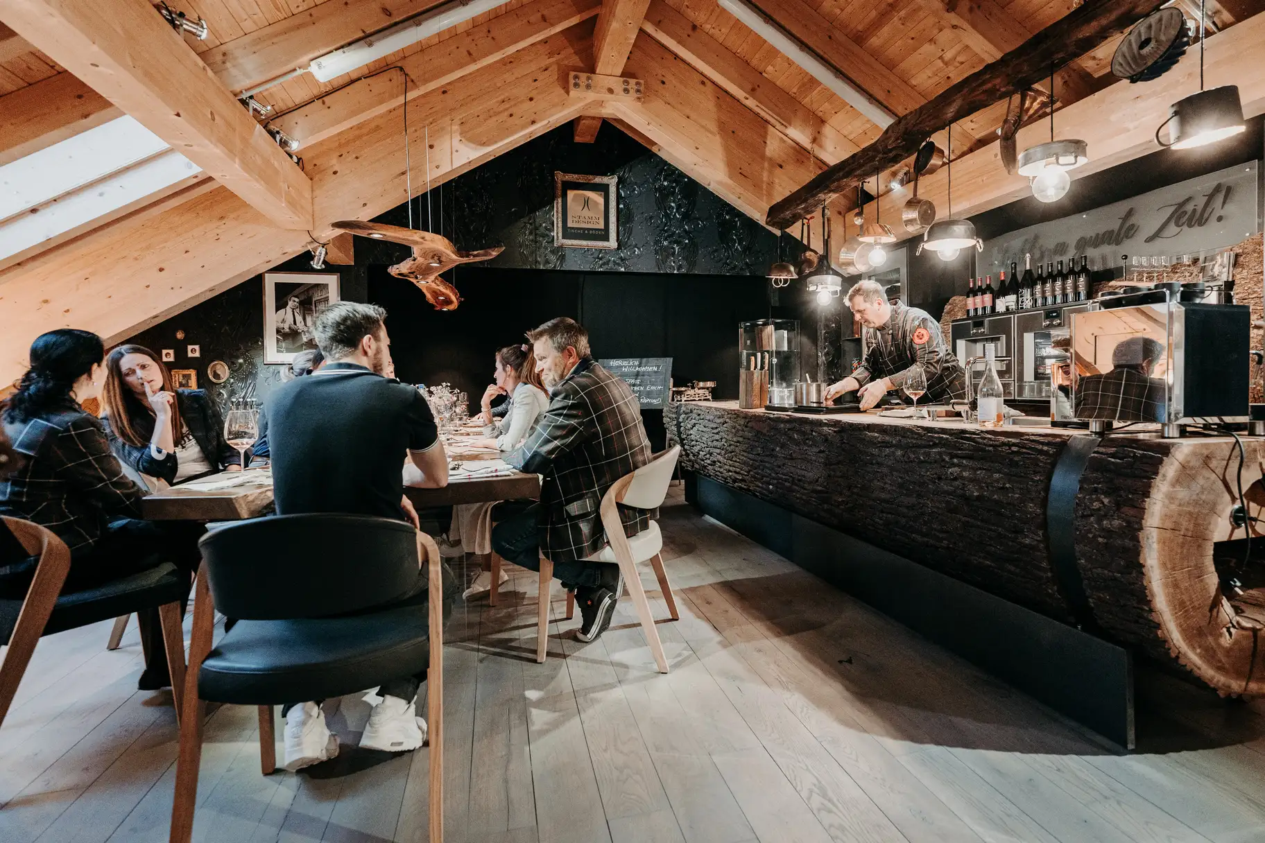 Kücheninsel aus einem Baumstamm mit robuster Oberfläche aus Massivholz für Gastronomie und Events, Stammdesign