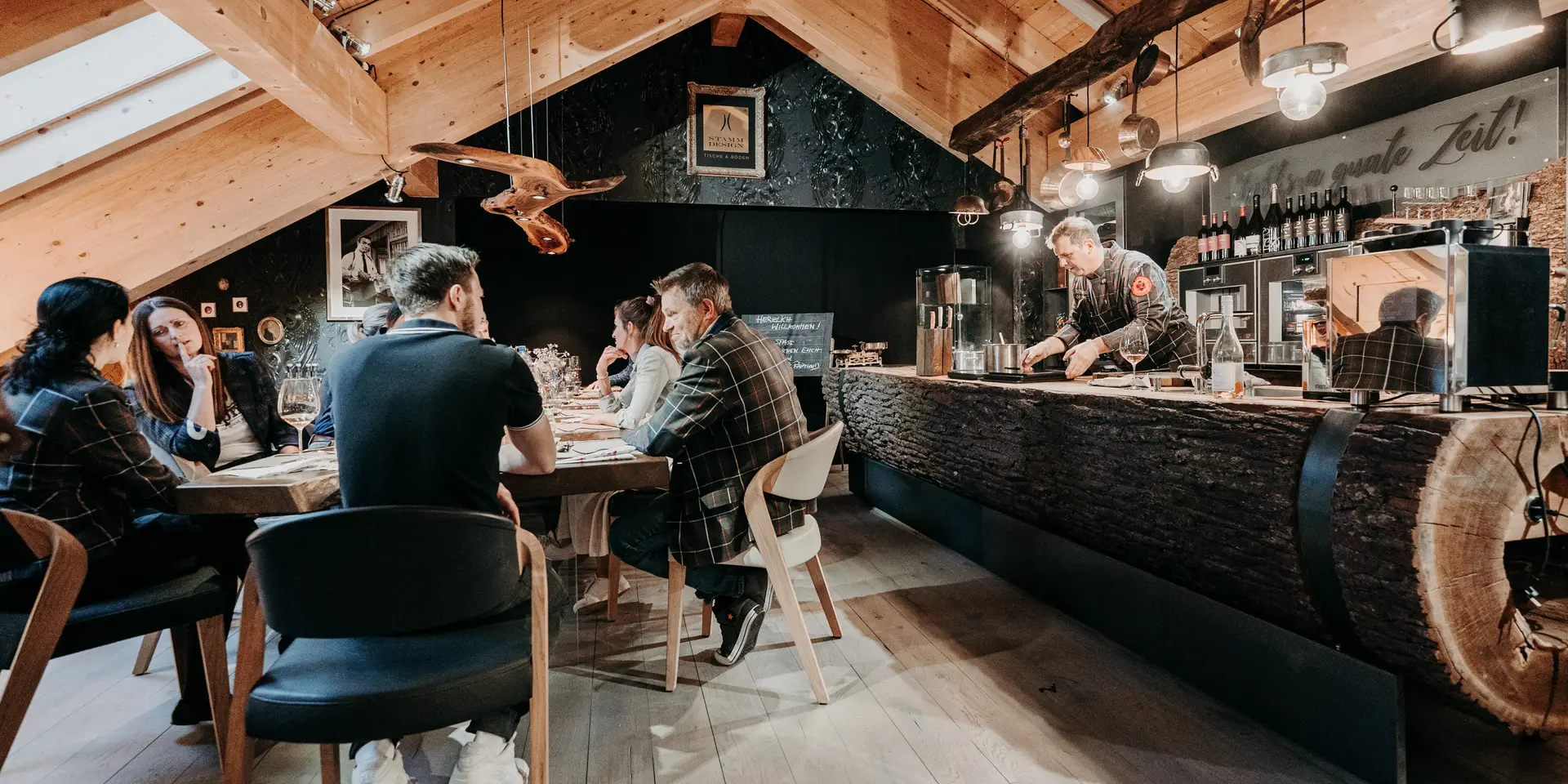 Isla de cocina en tronco con superficie de madera maciza para gastronomía y eventos, by Stammdesign.