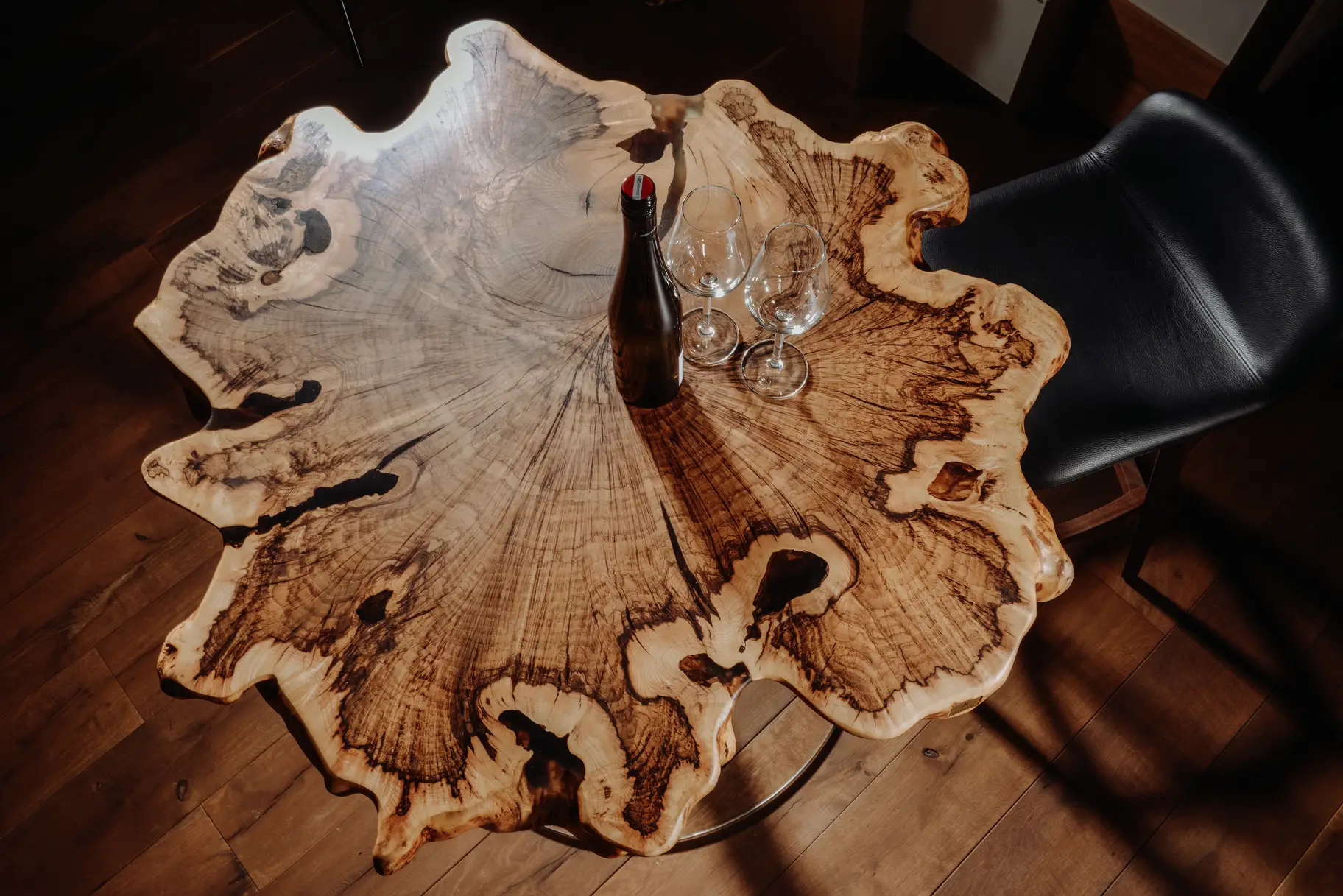 Designer Stehtisch aus einer Baumscheibe aus Massivholz mit stabilem Glasfuß für Gastronomie und Bars, von oben