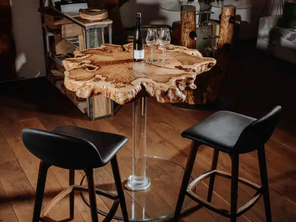 Tavolo da stand design realizzato con una fetta di albero in legno massello con base in vetro stabile per gastronomia e bar.