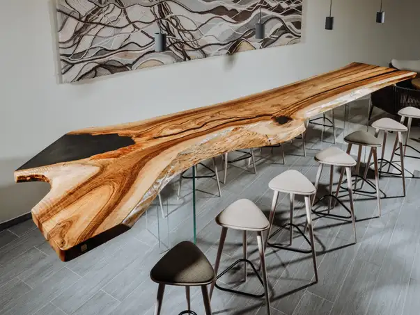 Tavolo da stand di alta qualità realizzato con un tronco d'albero con resina epossidica per gastronomia e bar, vista 1.