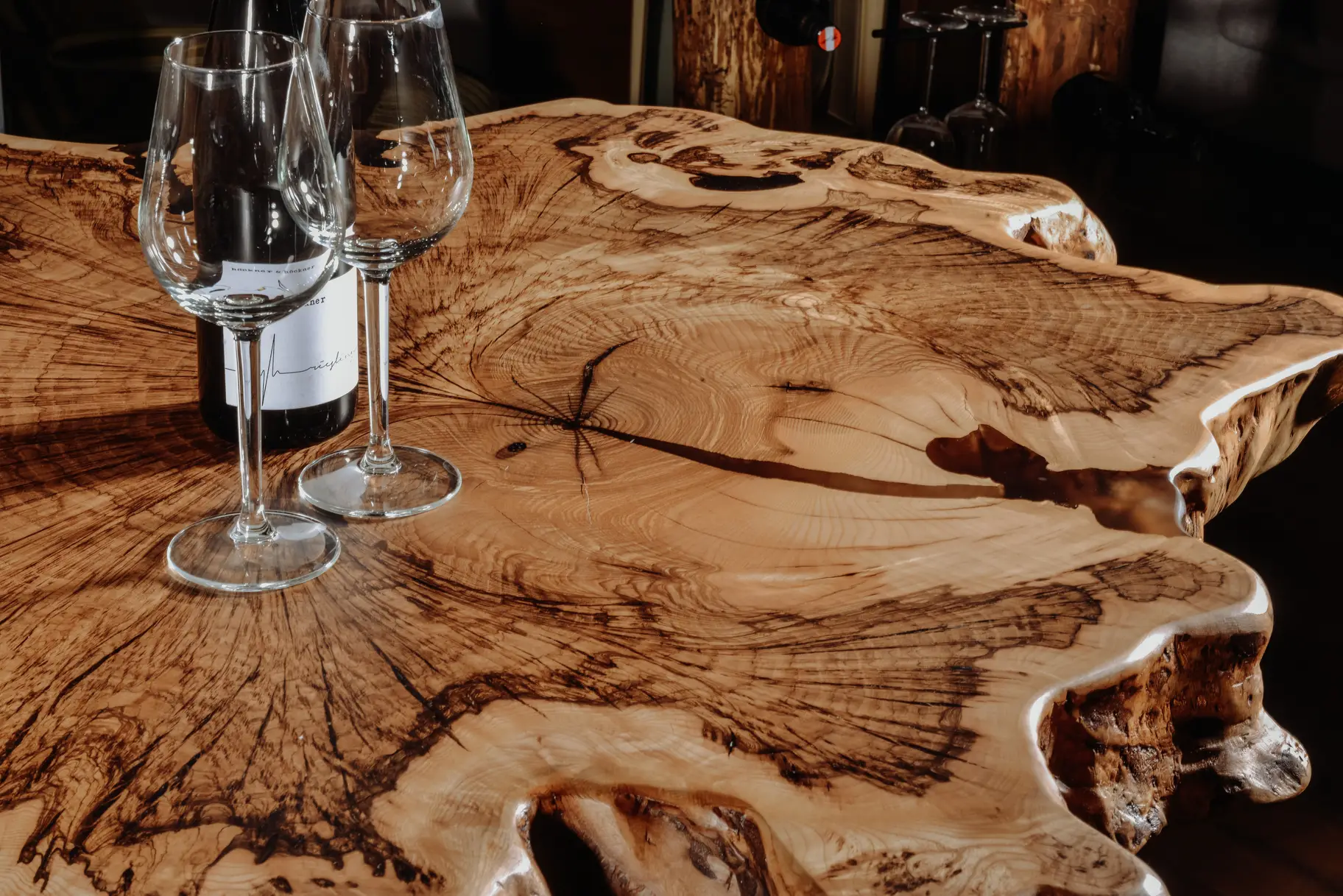 Designer Stehtisch aus einer Baumscheibe aus Massivholz mit stabilem Glasfuß für Gastronomie und Bars, Details