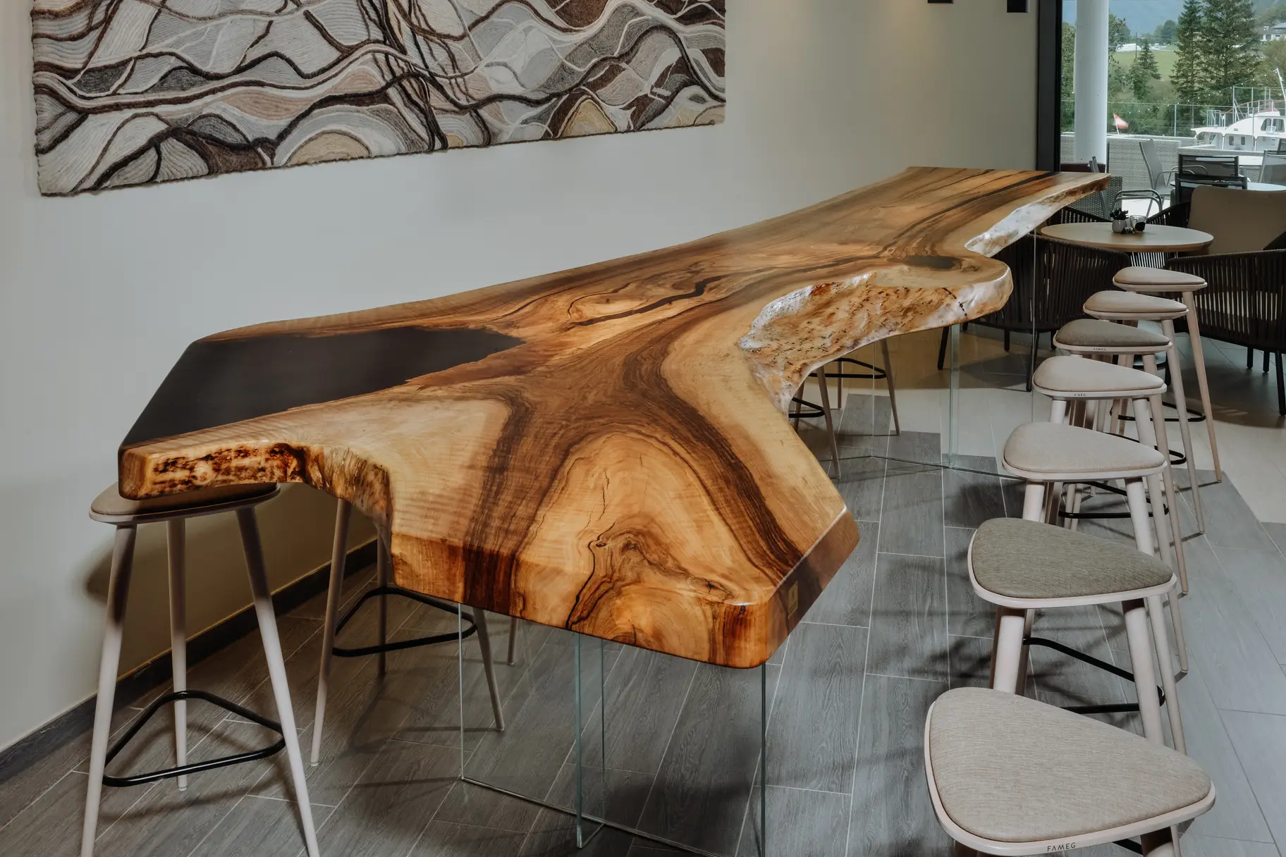 Hochwertiger Stehtisch aus einem Baumstamm aus Holz mit Epoxidharz für Gastronomie und Bars, Ansicht 2