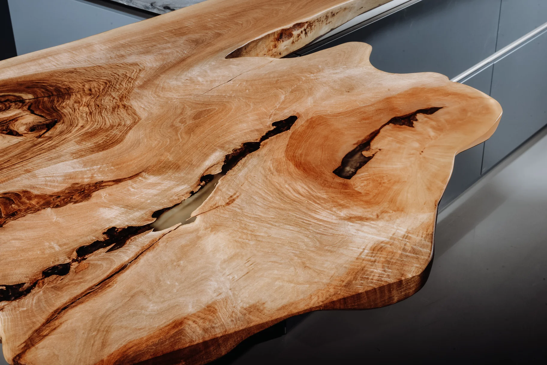 Solid kitchen bar top made from a tree trunk with a sturdy solid wood surface, view 4.