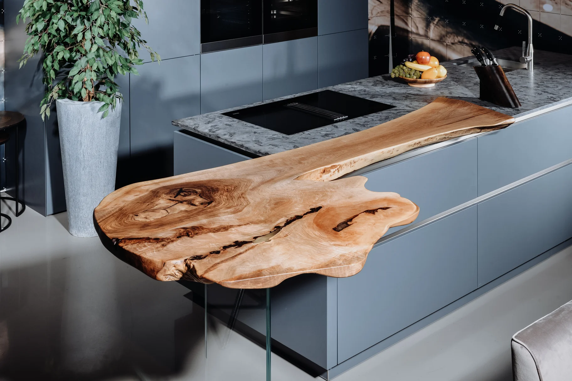 Solid kitchen bar top made from a tree trunk with a sturdy solid wood surface, view 2.