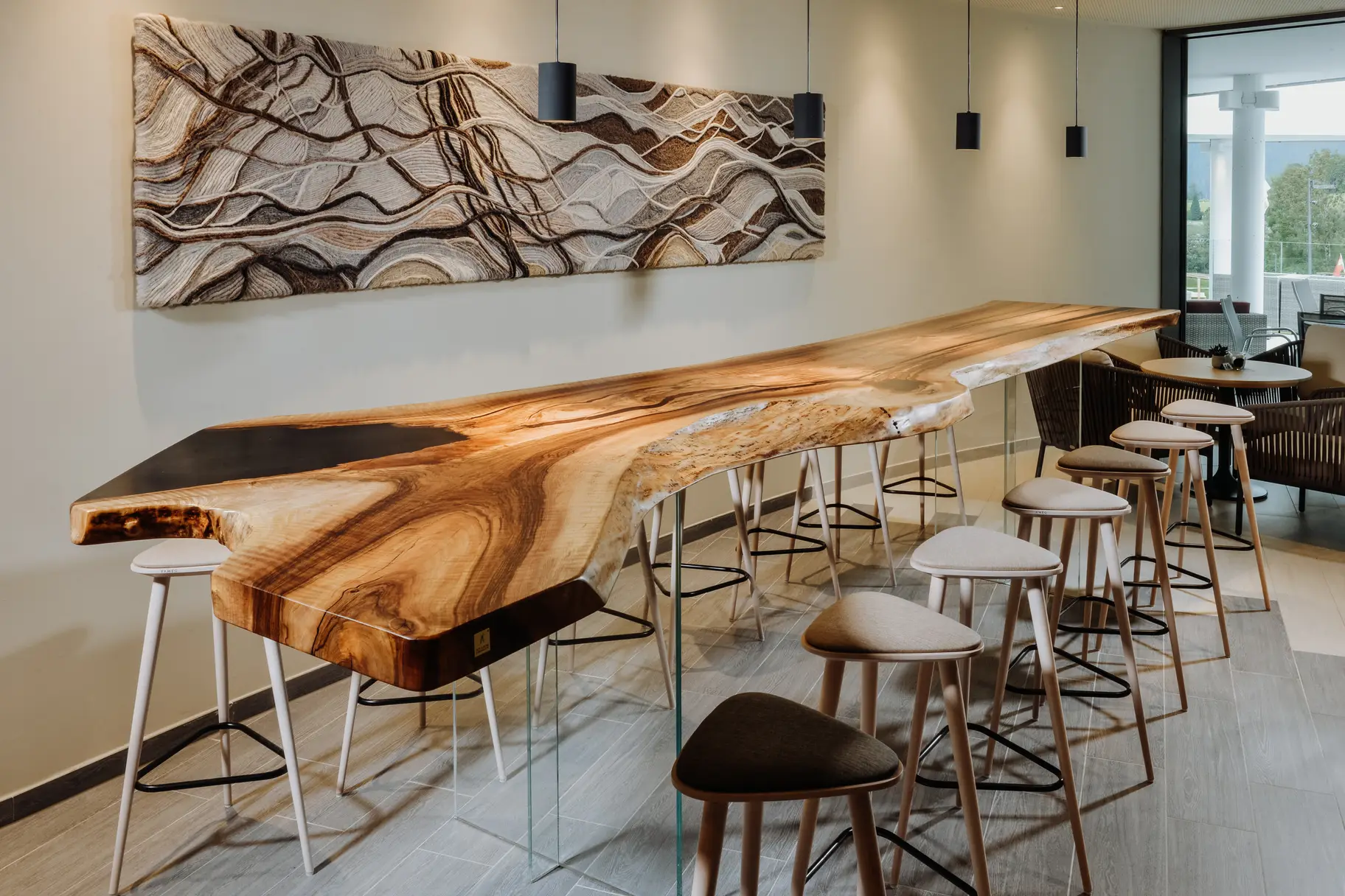 Hochwertiger Stehtisch aus einem Baumstamm aus Holz mit Epoxidharz für Gastronomie und Bars, Asnicht 3