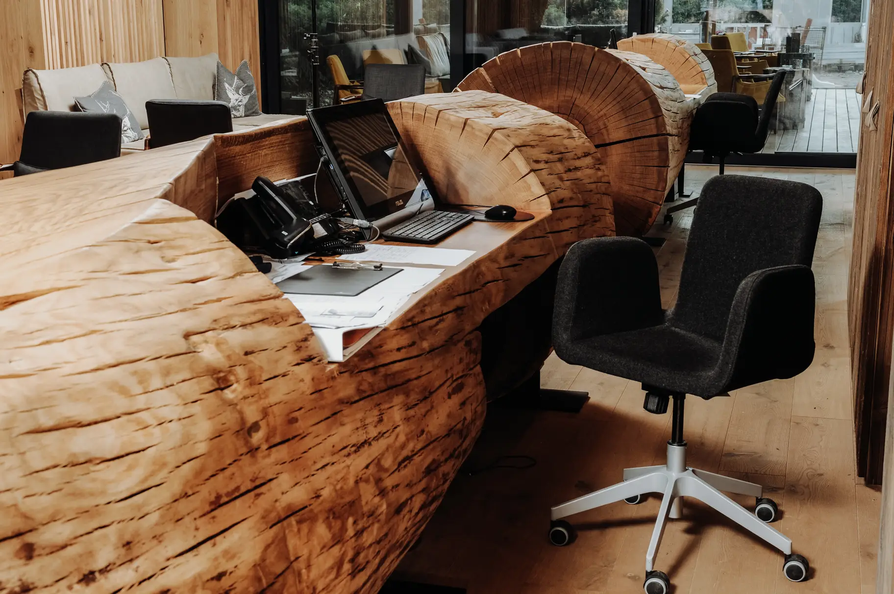 Exklusive Hotelrezeption aus einem Baumstamm für Empfangsbereiche von Hotels von Stammdesign, Arbeitsplatz