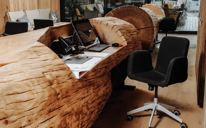 Exclusiva recepción de hotel hecha de un tronco de árbol para áreas de recepción de hoteles de Stammdesign, espacio de trabajo