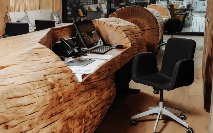 Exclusiva recepción de hotel hecha de un tronco de árbol para áreas de recepción de hoteles de Stammdesign, espacio de trabajo