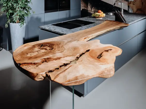 Barra de cocina maciza hecha de un tronco de árbol con superficie de madera maciza resistente, vista lateral 1.
