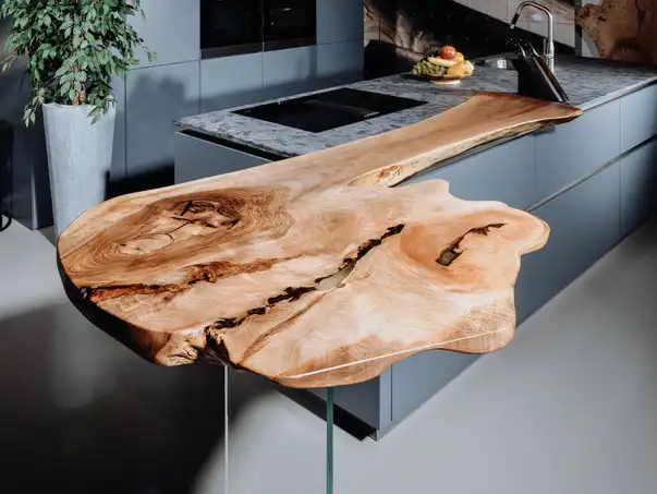 Piano bar da cucina massiccio realizzato con un tronco d'albero e superficie in legno massiccio resistente, vista laterale 1.